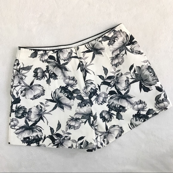 Topshop Mono Floral Print Shorts - Picture 4 of 6